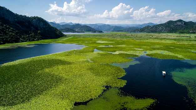 Vista aérea del hermoso paisaje del lago skadar en la montaña en un día