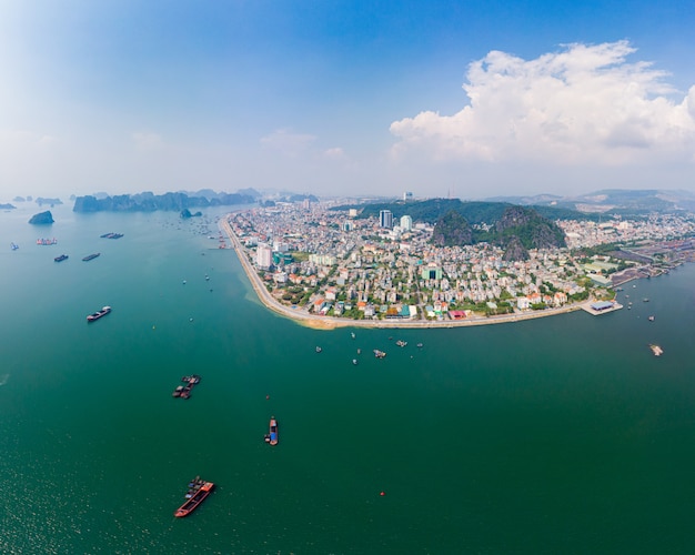 Vista A Rea Del Horizonte De Ha Long Bay Y Halong City Islas Nicas De