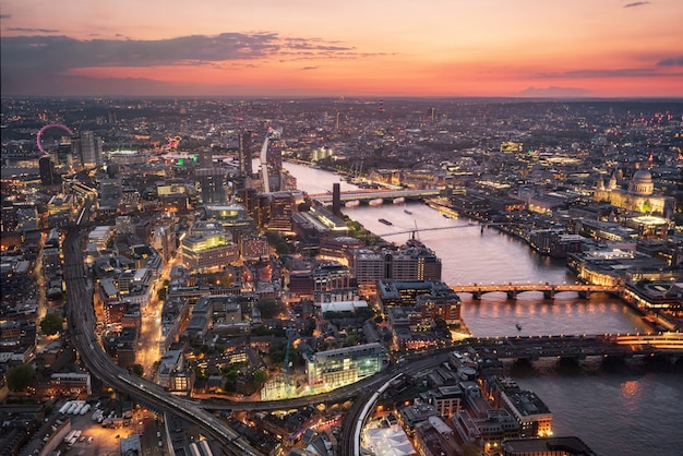 Vista aérea del horizonte de londres en la puesta del sol, reino unido