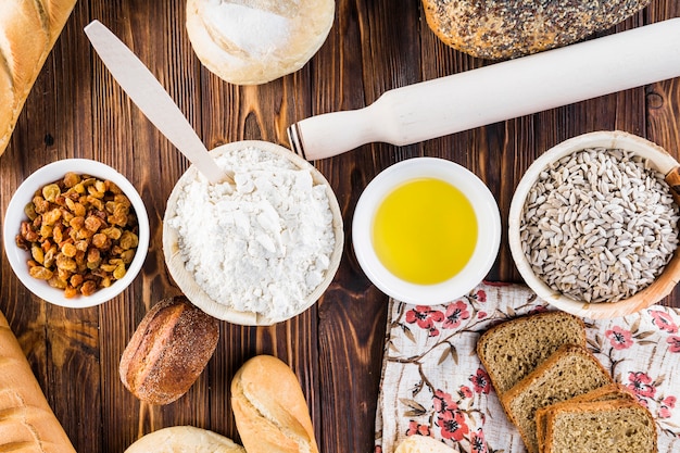 Vista Aérea De Ingredientes De Panadería De Pan Con Rodillo Sobre Fondo