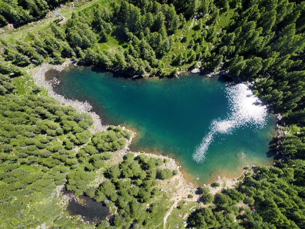 Vista A Rea De Un Lago Azul De Monta A Con Bosques Foto Premium