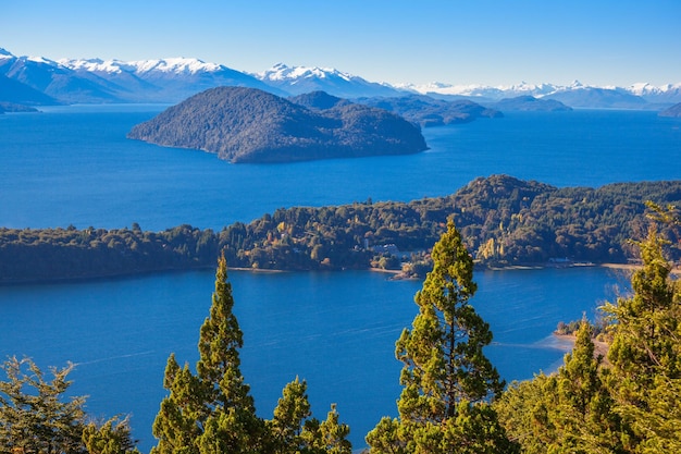 Vista aérea del lago nacional nahuel huapi desde el mirador del cerro ...