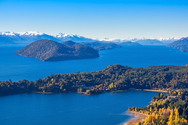 Vista aérea del lago nacional nahuel huapi desde el mirador del cerro ...