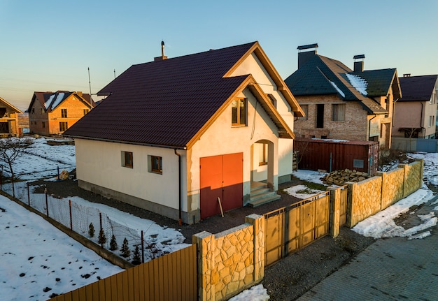 Vista aérea de la nueva casa residencial casa y garaje adjunto con