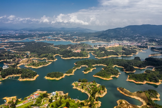 Vista aérea del paisaje del lago de guatape desde el peñón de guatape ...