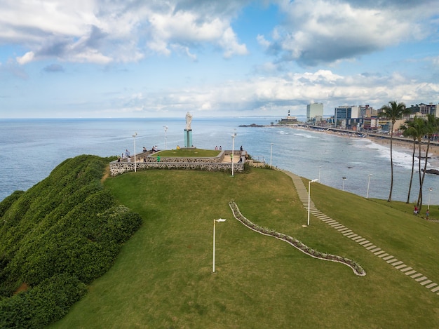 Vista aérea de la playa de morro do cristo y barra en salvador bahia Foto Premium