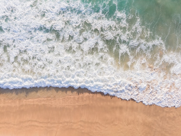 Vista A Rea De La Playa De Vista Superior De Drone Y Agua De Mar En La