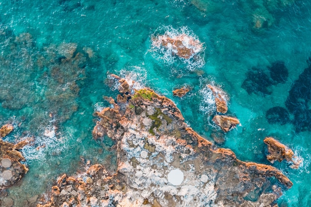 Vista Aerea De Rocas Bajo El Agua Turquesa Foto Gratis