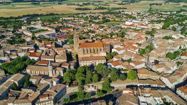 Foto Premium Vista Aerea Superior De La Zona Residencial De Castelnaudary Alberga Techos Calles Y Canales Con Barcos Desde Arriba Antiguo Fondo De La Ciudad Medieval Francia