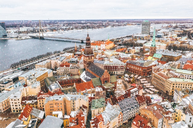 Vista Aerea De Los Tejados De La Ciudad Vieja De Riga Letonia En Invierno Foto Gratis