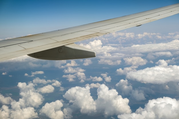 Vista Del Ala De Un Avión A Reacción Desde El Interior Volando Sobre Nubes Blancas En El Cielo 