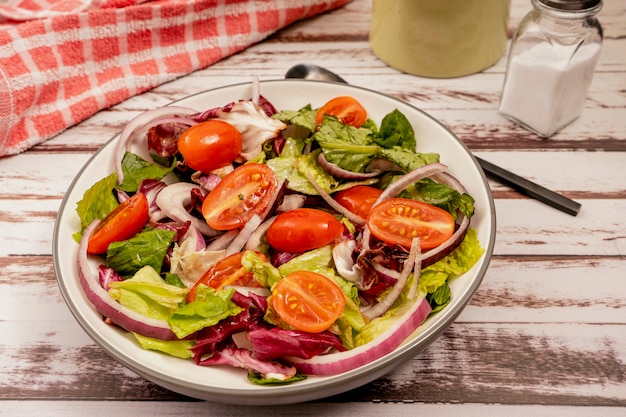 Vista Alta De La Clásica Y Deliciosa Ensalada De Diferentes Tipos De ...