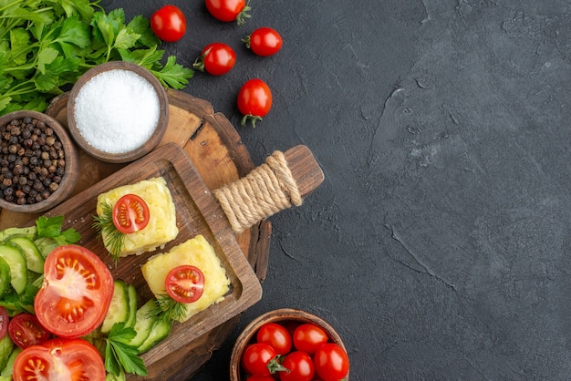 Vista Anterior De Verduras Frescas Picadas Queso Sobre Una Tabla De