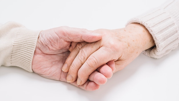 Resultado de imagen de imagenes de una pareja mayor de la mano