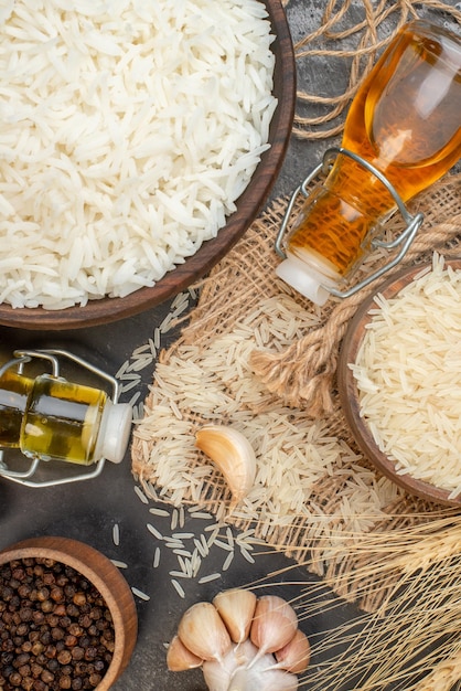 Vista de cerca de tazones de arroz marrón largos perfectos en una