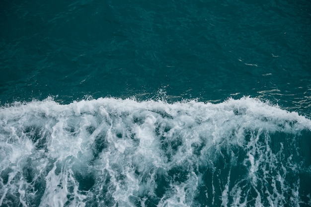 Vista Cercana Del Mar Agitado Agua Azul Hermosa Del Oceano Y Las Olas Foto Premium