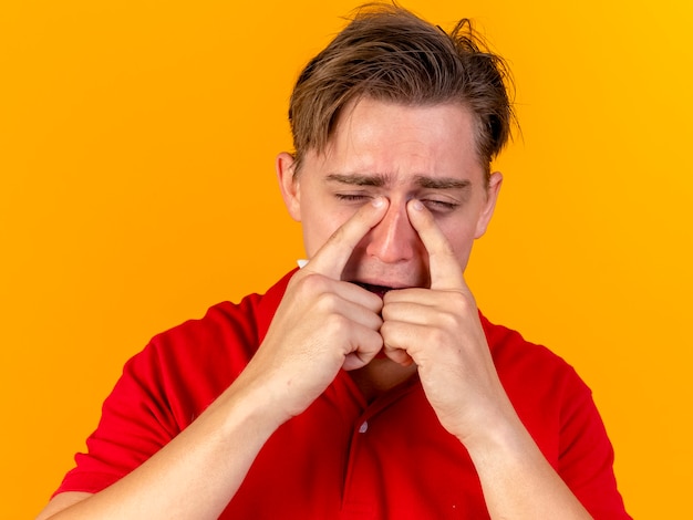 Vista Cercana De Triste Joven Guapo Rubio Enfermo Tocando La Nariz Con