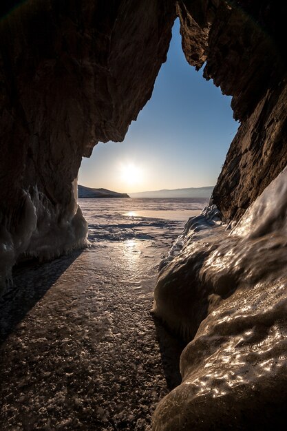 Vista Desde La Cueva Al Lago Baikal Invernal Con Hielo En Tiempo