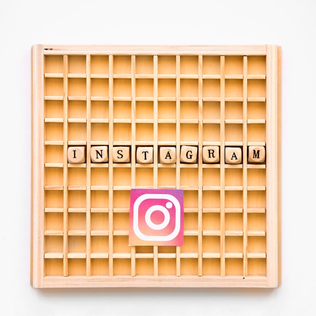 Vista elevada de scrabble juego de madera con la palabra instagram y el