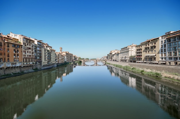 Vista Escenica Del Rio De Arno En Florencia Italia Foto Premium