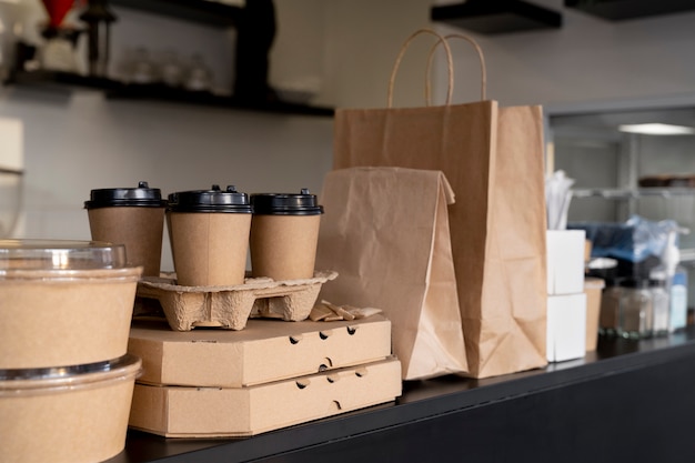 Vista frontal de alimentos envasados preparados para llevar Foto gratis