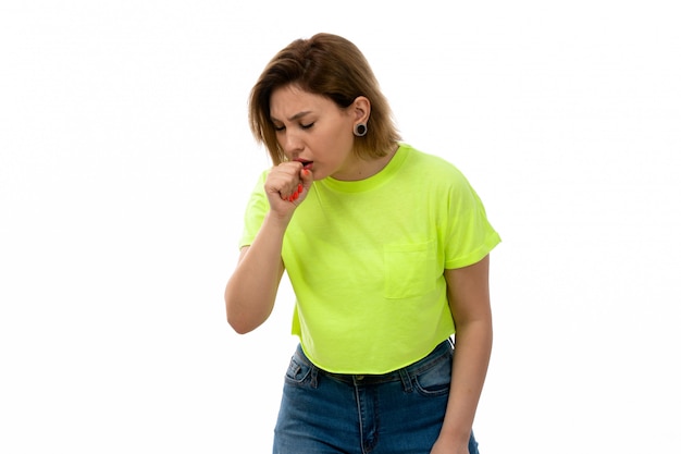 Mujer tosiendo por enfermedades típicas del invierno