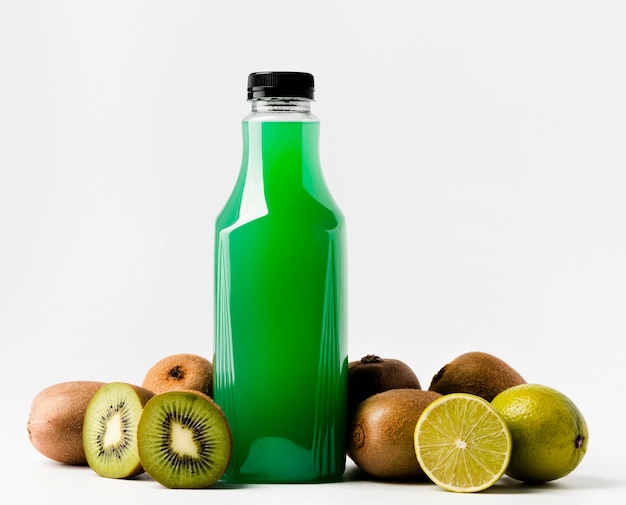 Vista Frontal De La Botella De Jugo Verde Con Kiwis Y Tapa | Foto Gratis