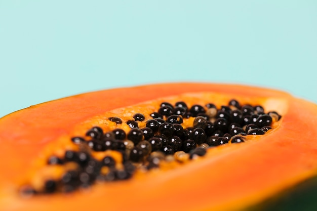 Vista frontal de fruta de papaya en rodajas Foto gratis