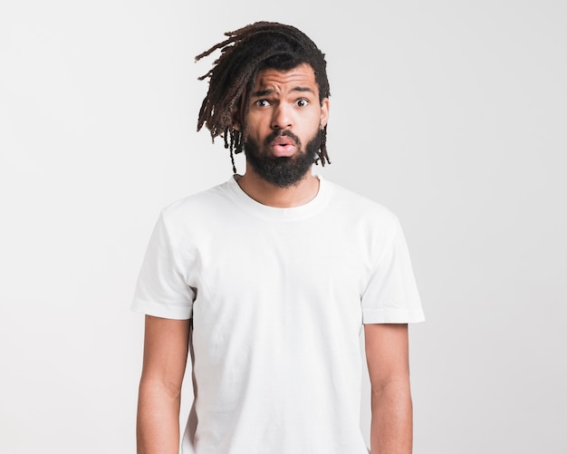 hombre con camiseta blanca