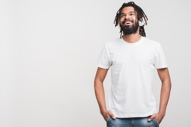 hombre con camiseta blanca