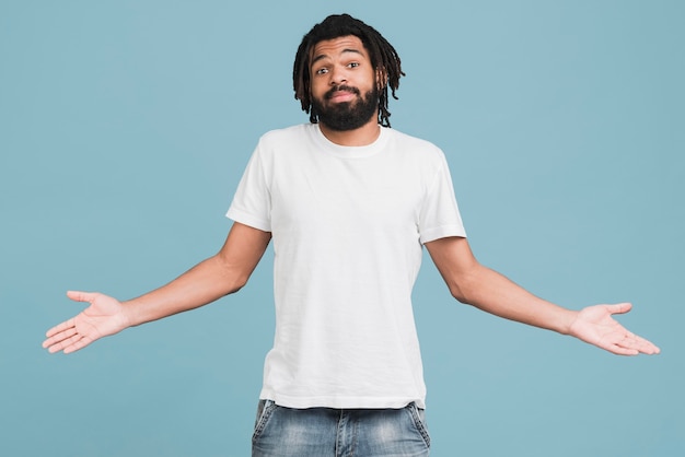 hombre con camiseta blanca