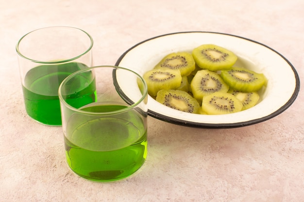 Una Vista Frontal De Jugo De Kiwi Fresco De Color Verde Con Kiwis