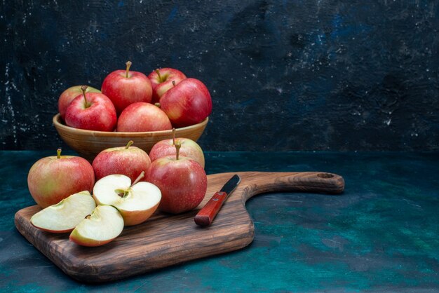 Vista Frontal De Las Manzanas Rojas Frescas Jugosas Y Suaves Dentro De