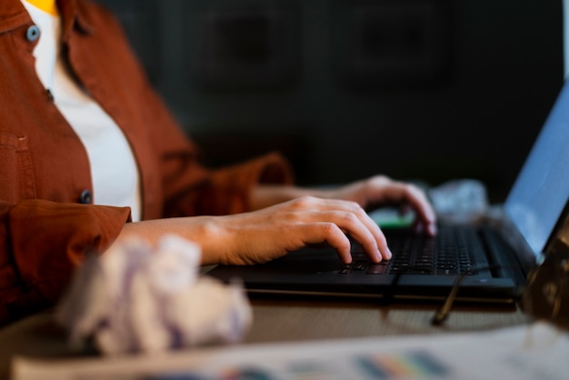 Vista Frontal De La Mujer Que Trabaja En El Escritorio Foto Gratis