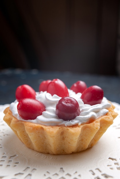 Vista Frontal Muy Cercana Delicioso Pastel Con Crema Y Frutos Rojos En ...