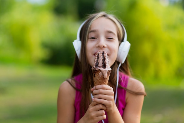 Vista frontal de la niña comiendo helado | Foto Gratis