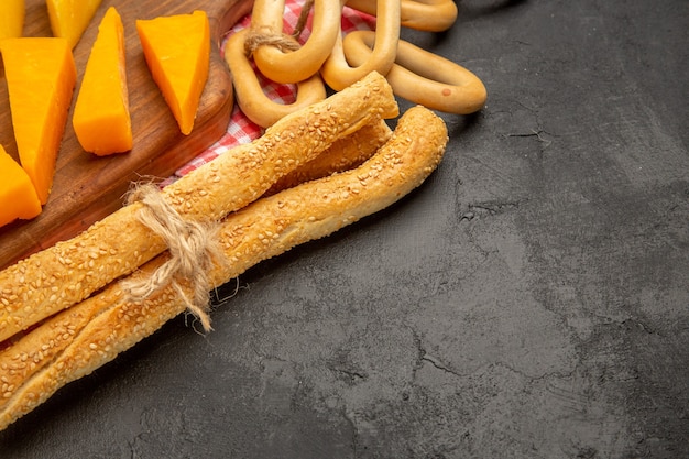 Vista Frontal De Queso Fresco En Rodajas Con Bollos Y Galletas En Color