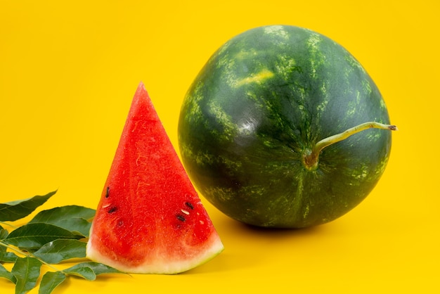 Una vista frontal de sandía fresca dulce y en rodajas en amarillo, color de verano de frutas Foto gratis