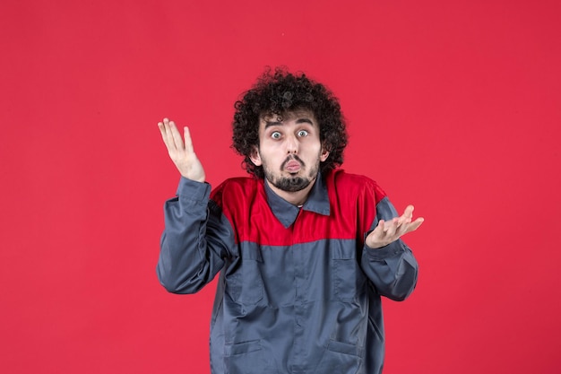 Vista Frontal Trabajador De Sexo Masculino En Uniforme Sobre Fondo Rojo