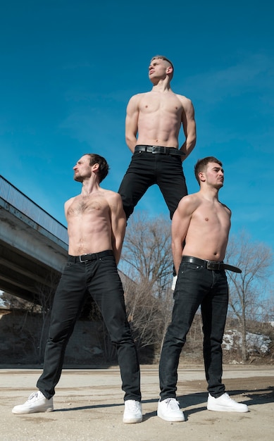 Vista Frontal De Tres Artistas De Hip Hop Sin Camisa Posando Antes De Bailar Foto Gratis