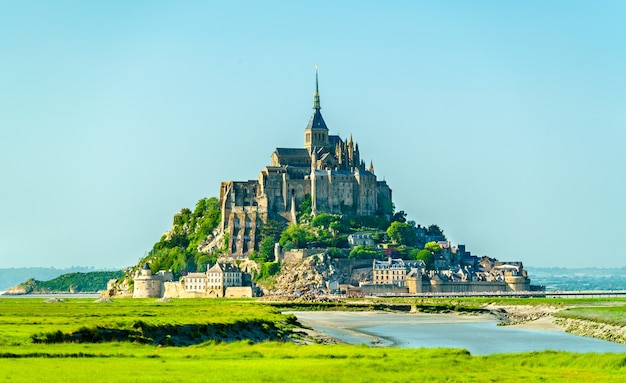 Vista del mont saint michel una famosa abadía de la isla en normandía