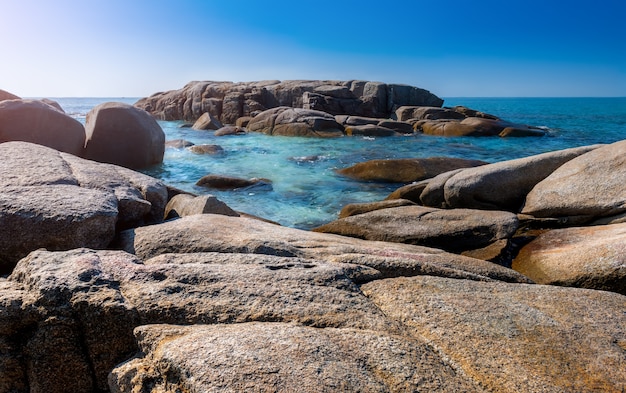 Vista De Paisaje De Piedras Blancas En Mar Azul Foto Premium