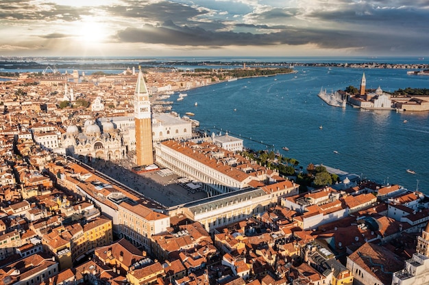 Vista panorámica aérea del campanario icónico y único en la plaza de