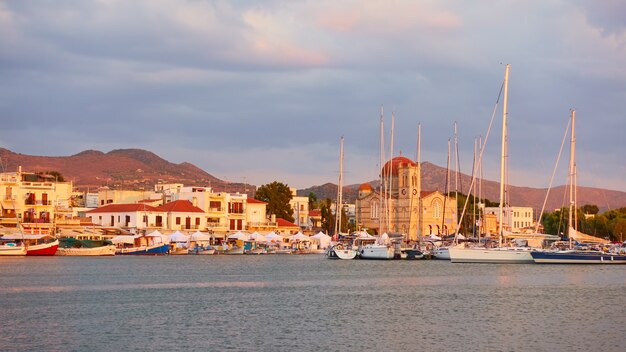 Vista panorámica del puerto y el paseo marítimo de la ciudad de aegina