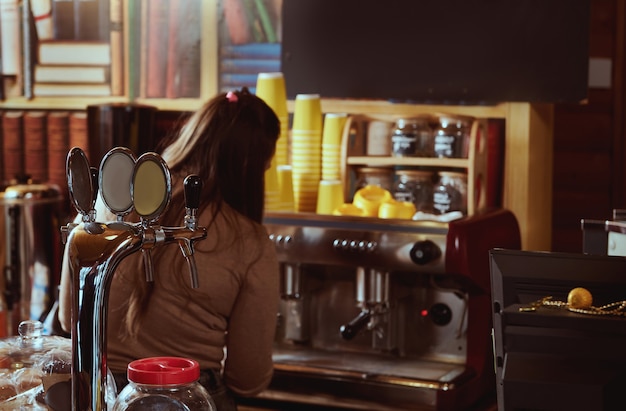 Vista Desde La Parte Posterior De La Mujer Barista Preparando Café En Máquina De Café 