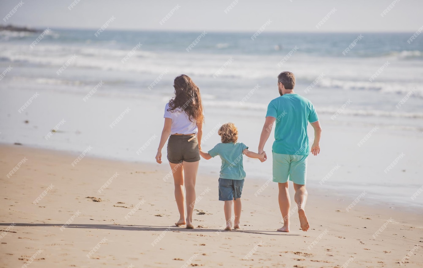 Vista Posterior De La Familia Feliz En La Playa Gente Divirtiéndose En Vacaciones De Verano 