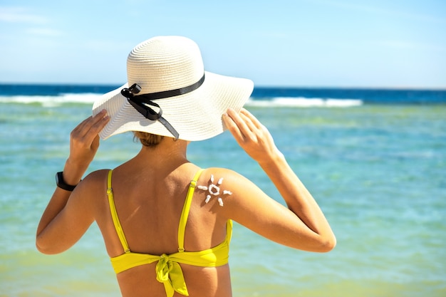 Vista Posterior De La Joven Mujer De Bronceado En La Playa Con Crema De Protecci N Solar En