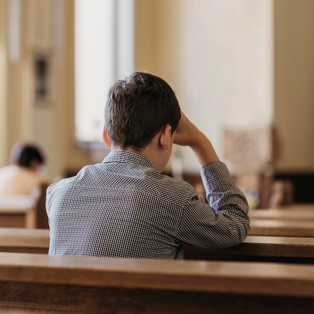 Vista Posterior Joven Rezando En La Iglesia Foto Gratis 5353