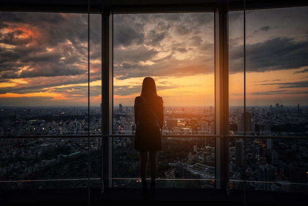 "Nostalgias en la tarde" (OCTASILABOS) Vista-posterior-mujer-viajera-mirando-horizonte-tokio-plataforma-observacion-al-atardecer_29505-613