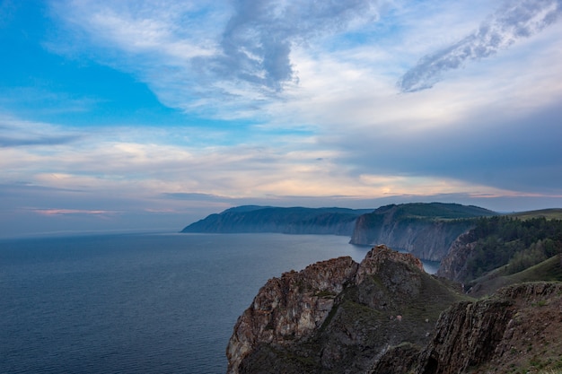 La Vista Sobre La Isla Olkhon En El Lago Baikal Foto Premium